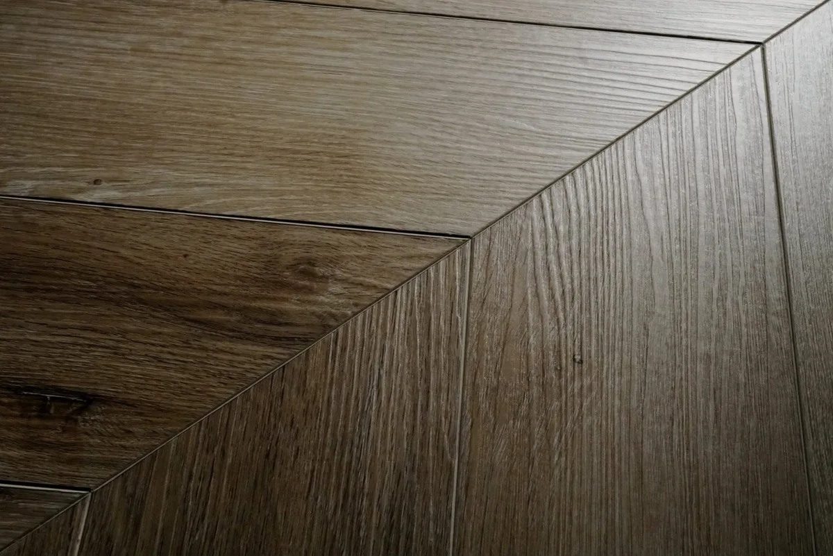 Кварцвиниловая плитка Damy Floor клеевая Chevron LVT Версаль DF01-Ch-LVT французская елка 600×127×2,5