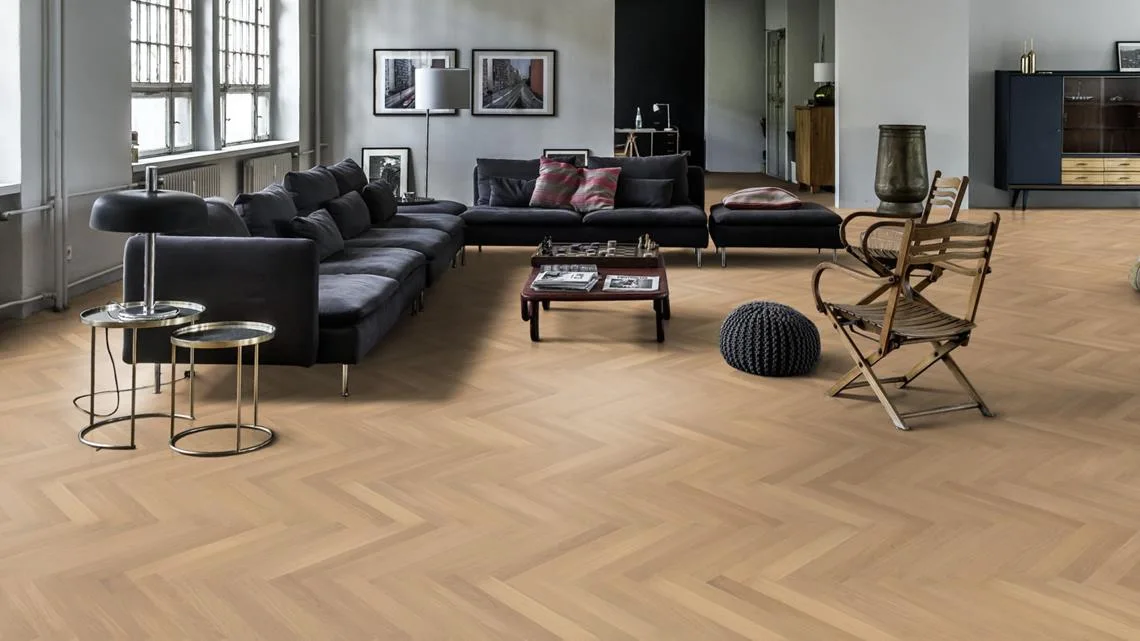Инженерная доска Kahrs Студио Дуб AB белый матовый Oak AB white matt lacquer HB 111PABEK0VKE050 Calm венгерская елка 490×70×11