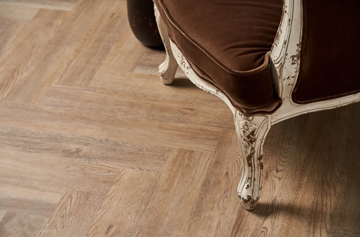 Кварцвиниловый SPC ламинат Vinilam Parquet Herringbone Паркет Северный IS11133 венгерская елка 720×120×6,5