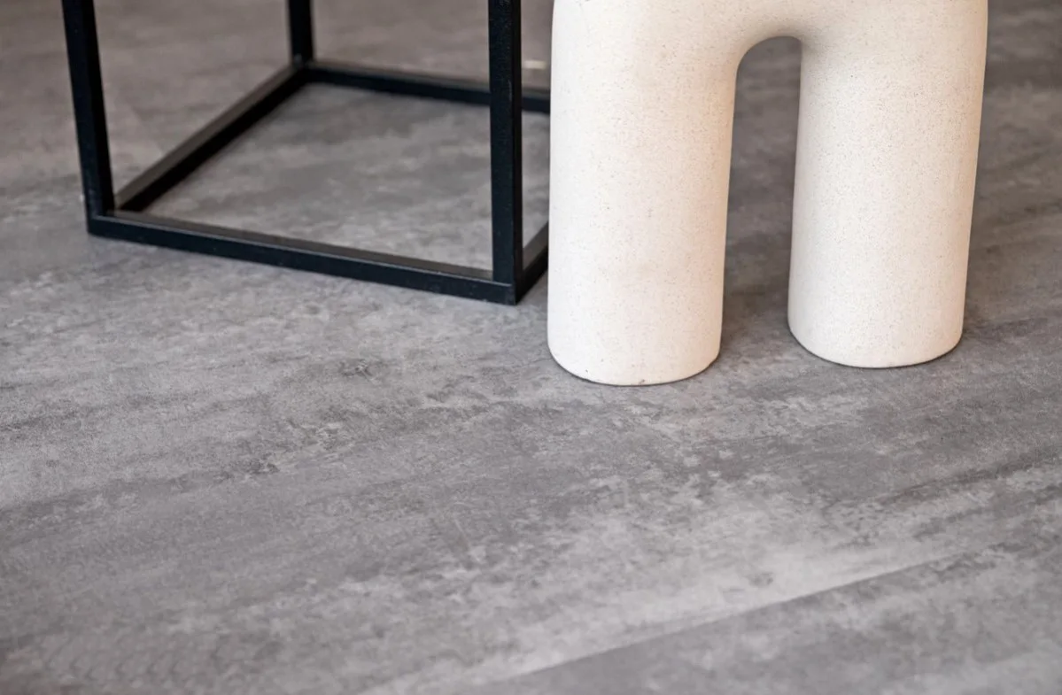 Кварцвиниловая плитка Vinilam клеевая Ceramo Stone Glue Цемент Серый 71616 950×480×2,5
