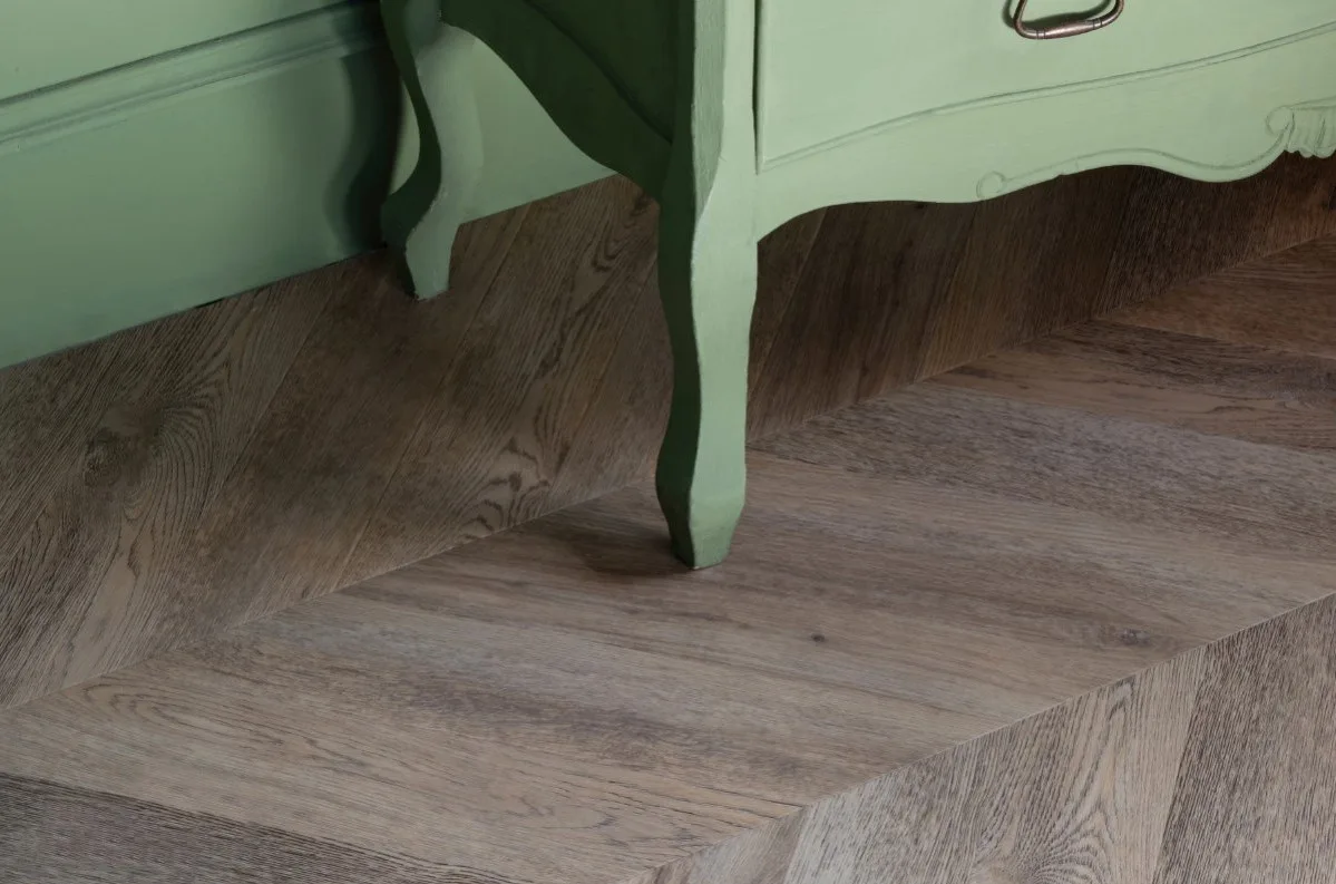 Кварцвиниловый SPC ламинат Vinilam Parquet Chevron Шеврон Шампань RI153616CL4 французская елка 1293×305×8,5