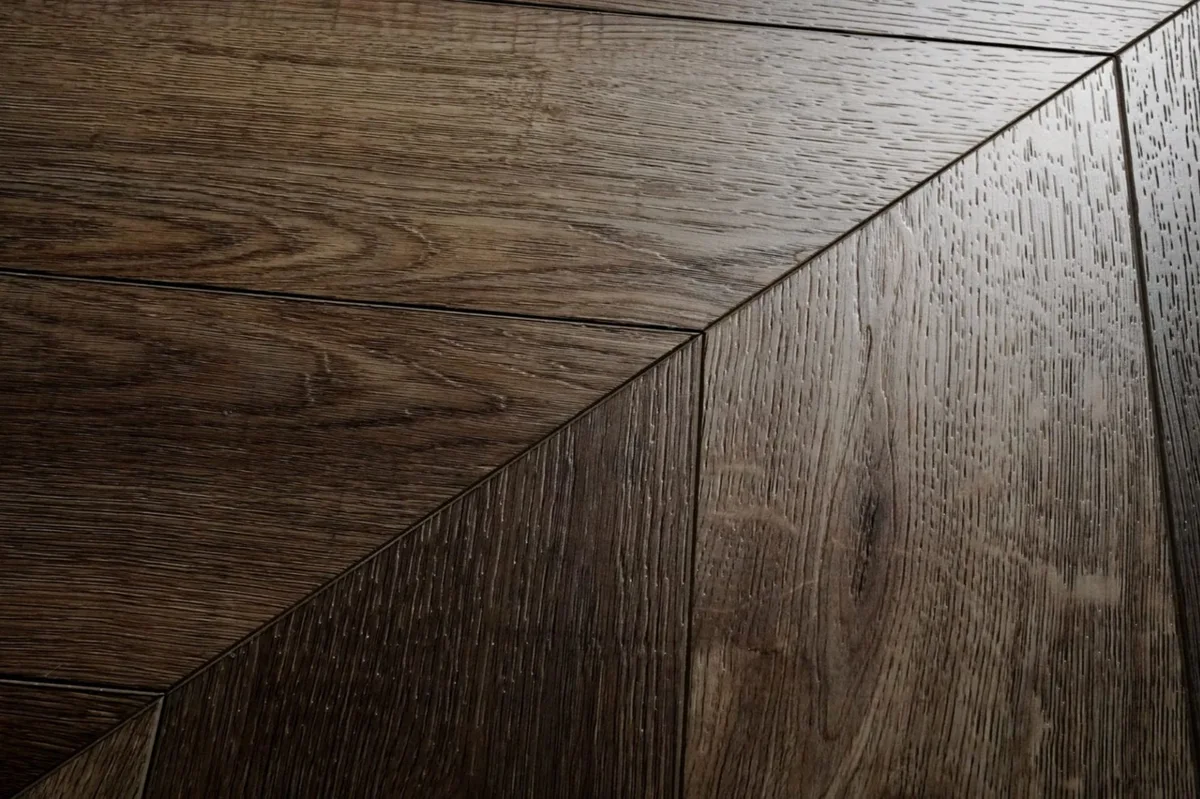 Кварцвиниловая плитка Damy Floor клеевая Chevron LVT Сен-Жермен DF05-Ch-LVT французская елка 600×127×2,5