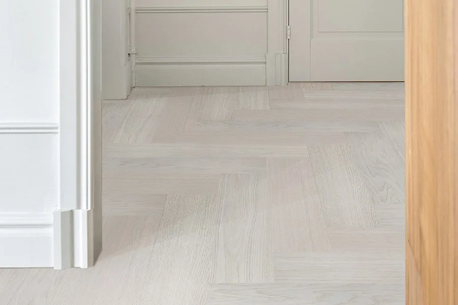 Паркетная доска Auswood Travel Herringbone Oak Elba NFH387 HB АBСD венгерская елка 600×125×12