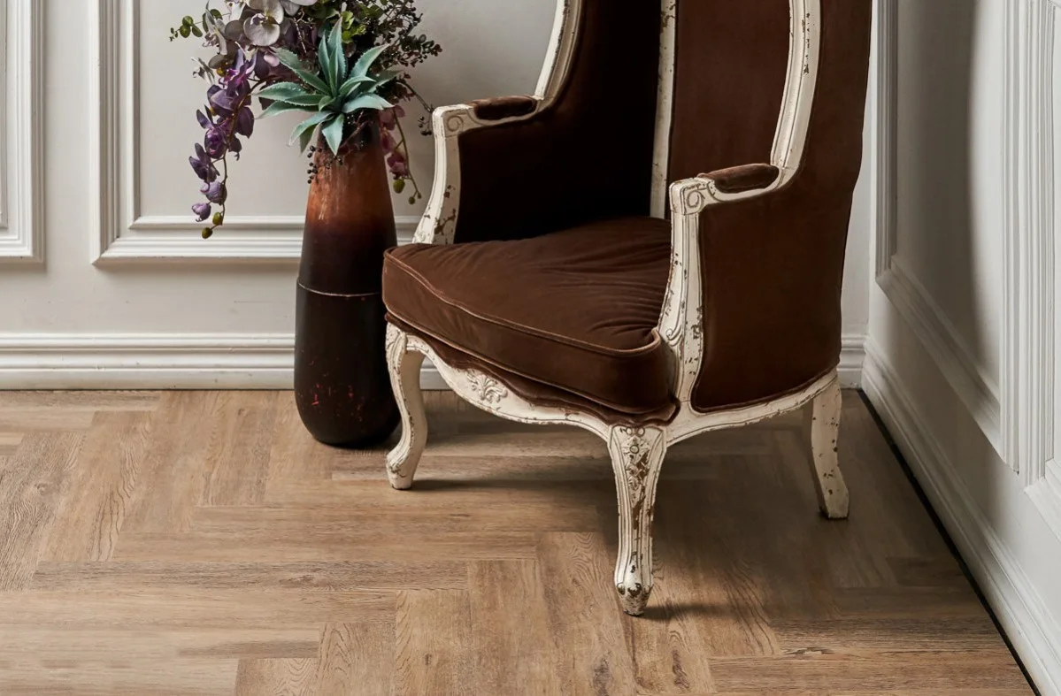 Кварцвиниловый SPC ламинат Vinilam Parquet Herringbone Паркет Северный IS11133 венгерская елка 720×120×6,5