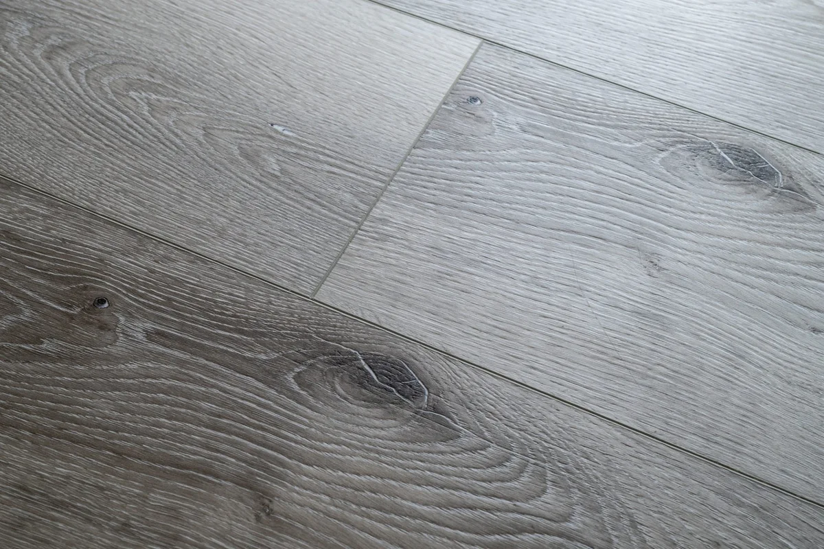 Кварцвиниловый SPC ламинат Damy Floor Family Дуб Состаренный Серый T7020-5D 1220×180×4,2