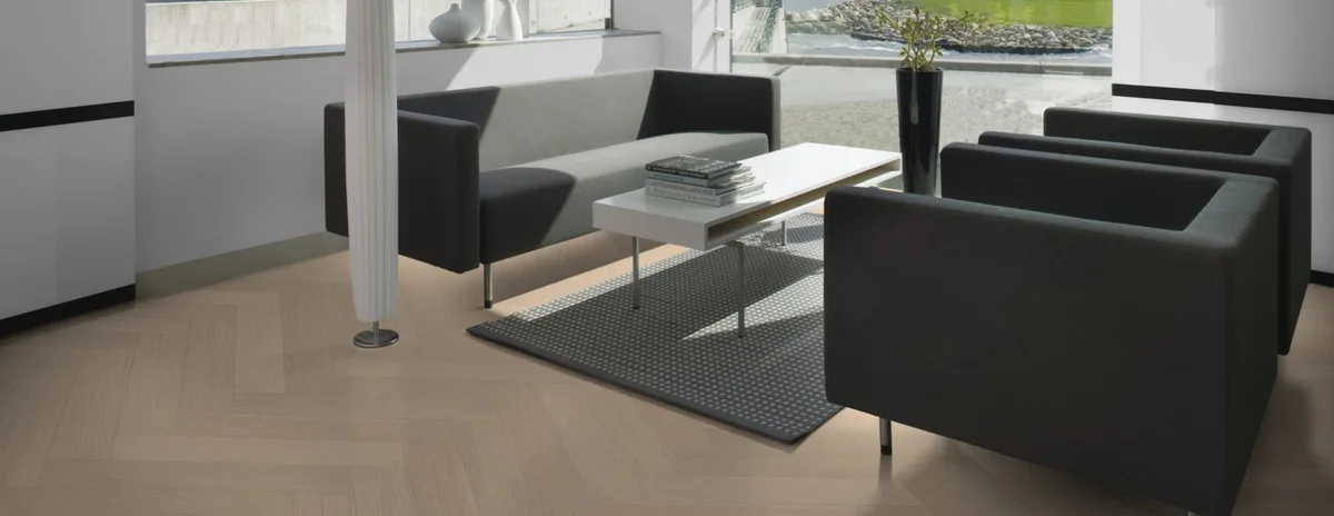 Паркетная доска Kahrs Life Authentic Herringbone Oak Mint Right LTCLRW5003R-121 Calm венгерская елка 593×121×10