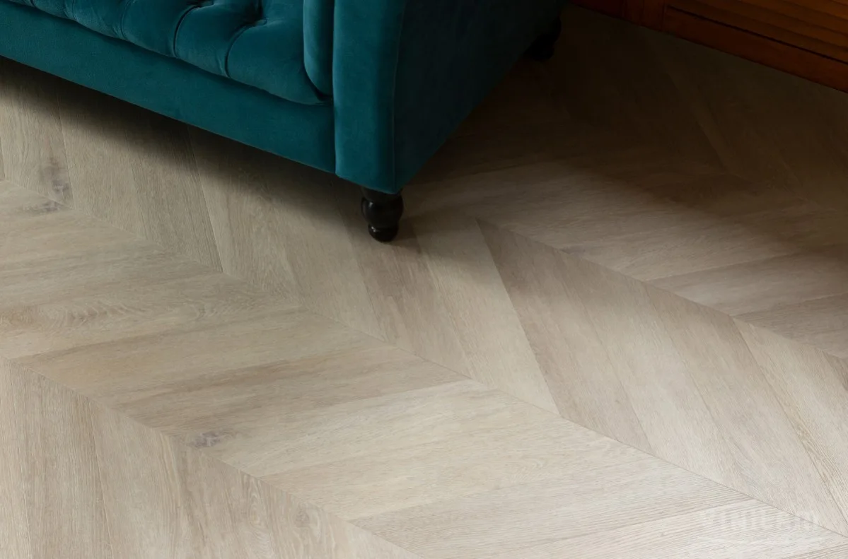 Кварцвиниловый SPC ламинат Vinilam Parquet Chevron Шеврон Сезар RI4445118CL4 французская елка 1293×305×8,5