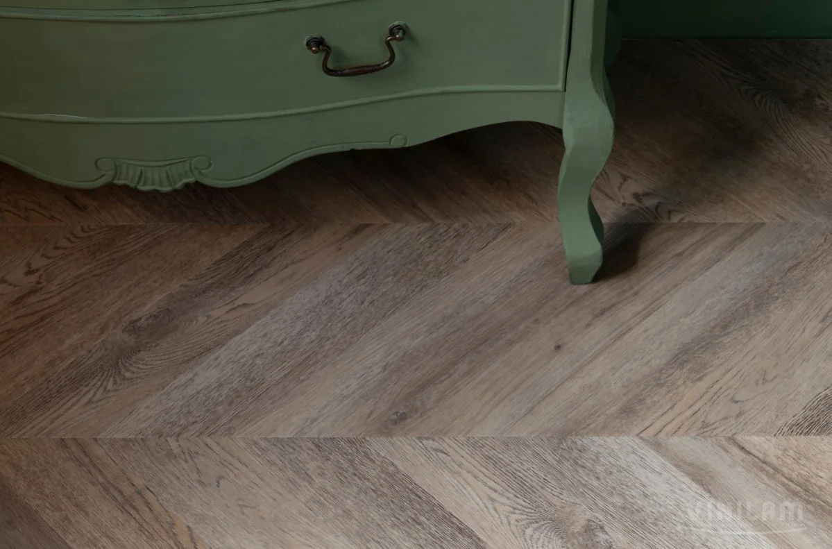 Кварцвиниловый SPC ламинат Vinilam Parquet Chevron Шеврон Шампань RI153616CL4 французская елка 1293×305×8,5