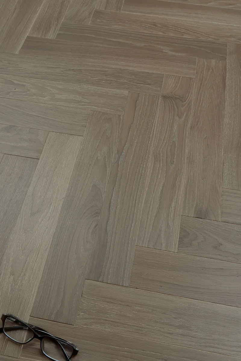 Паркетная доска Karelia Herringbone Дуб Anvil HB 1019ABHB8ANVI111 Natur венгерская елка 600×100×14