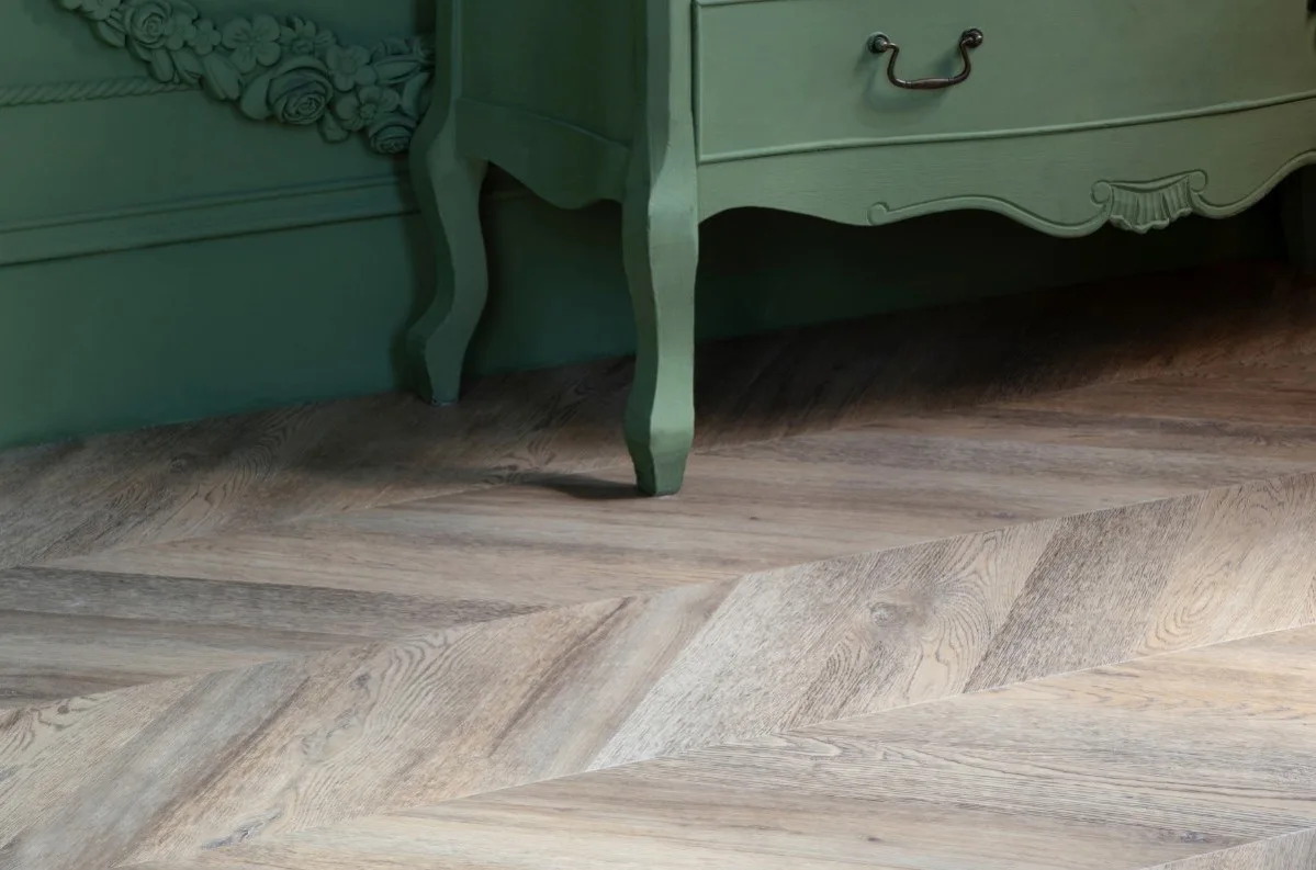 Кварцвиниловый SPC ламинат Vinilam Parquet Chevron Шеврон Шампань RI153616CL4 французская елка 1293×305×8,5