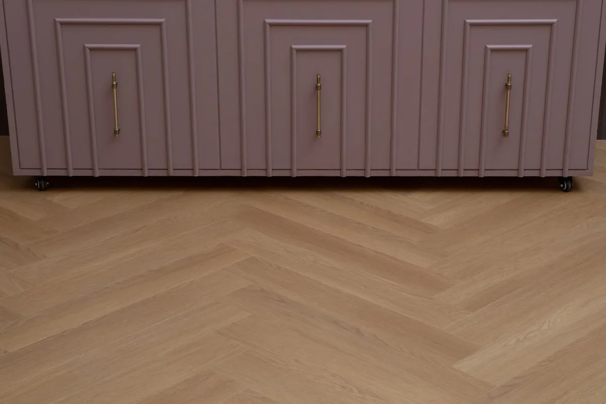 Кварцвиниловый SPC ламинат Vinilam Vinilpol Herringbone Паркет Васко да Гама 9922 венгерская елка 762×127×7