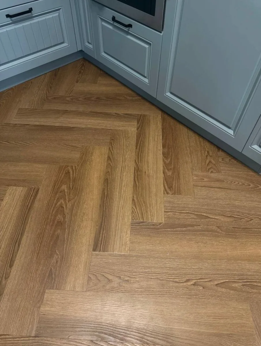 Кварцвиниловый SPC ламинат Vinilam Parquet Herringbone Паркет Винсент IS11200 венгерская елка 720×120×6,5