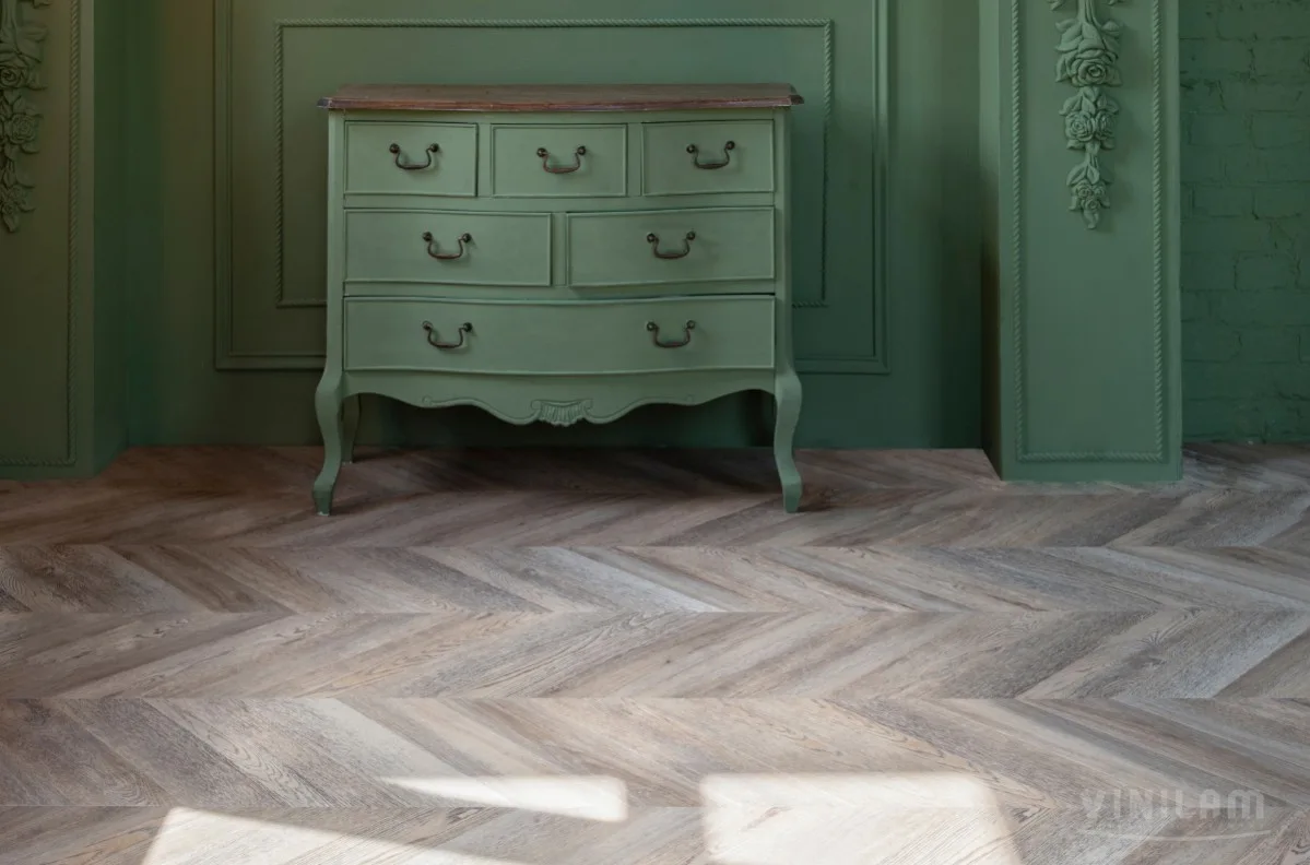 Кварцвиниловый SPC ламинат Vinilam Parquet Chevron Шеврон Шампань RI153616CL4 французская елка 1293×305×8,5